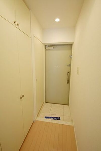玄関　※別部屋の参考写真です。