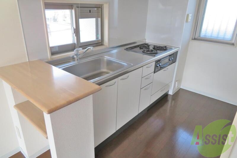 キッチン　きれいなシステムキッチンです、横のカウンターもいいですね