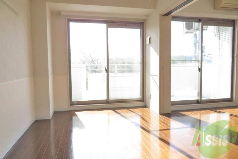 その他部屋・スペース　６．８帖の洋室はベッドを設置してすぐ寝室ですね