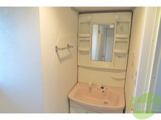 洗面設備　脱衣所には洗面化粧台があります、身だしなみはこちらですね