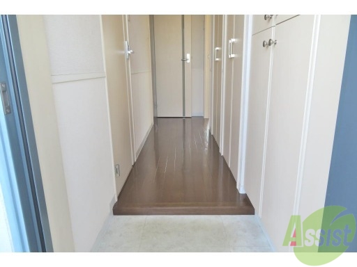 玄関　玄関を入ると左側がお風呂やトイレ、右がＬＤＫのお部屋です