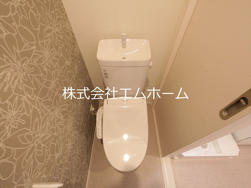 トイレ　温水洗浄暖房便座付トイレ　同型写真