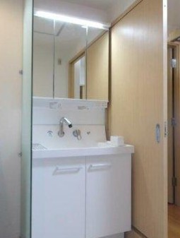 洗面設備　明るい洗面所です