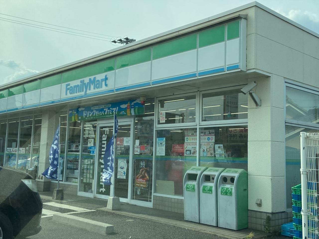 コンビニ　ファミリーマート（コンビニ）まで140m