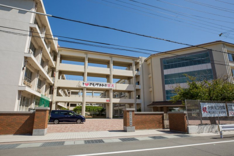中学校　明石市立二見中学校（中学校）まで1775m