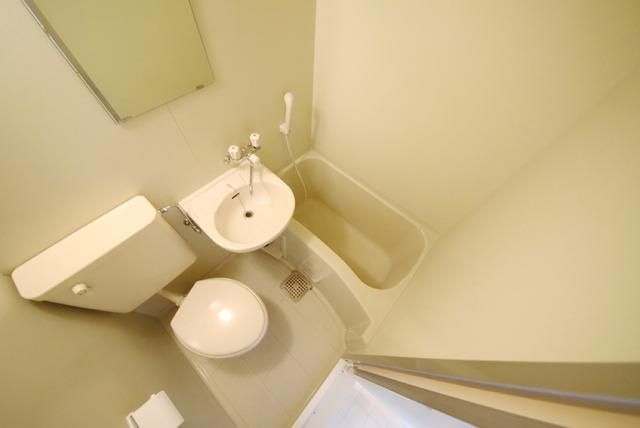 バス・シャワールーム　白基調のバスルームです