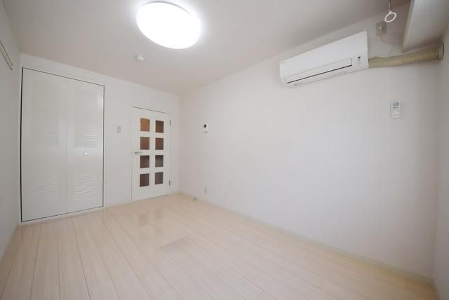 居室・リビング　エアコン付きの洋室です