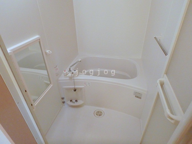 バス・シャワールーム　ゆったりサイズ☆シャンプー等が置ける棚付き☆