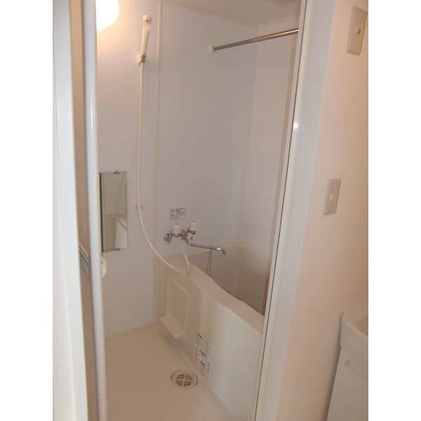 バス・シャワールーム　コンパクトで使いやすいお風呂です