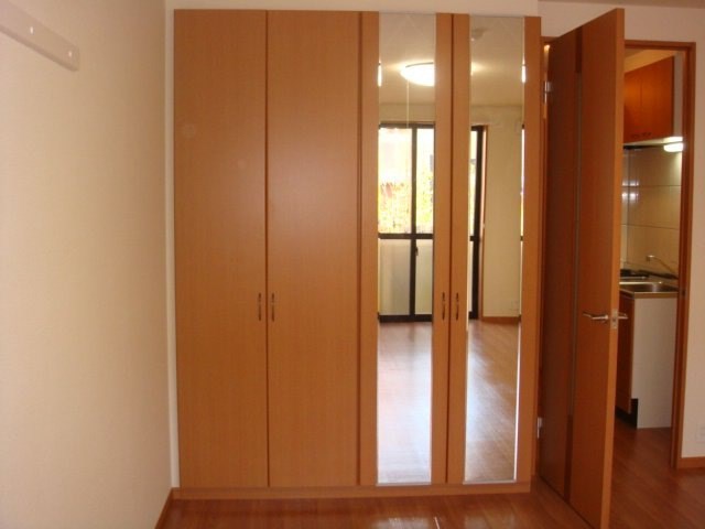 収納　鏡面付きの収納完備♪