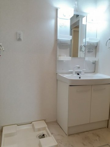 洗面設備　ゆったりとスペースのある洗面所