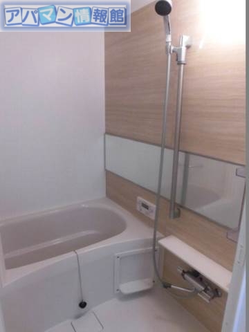 バス・シャワールーム　お風呂は大きな鏡と風呂フタ収納あり