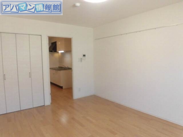 その他部屋・スペース　各階で床・建具の色が変わります。２階はこんなかんじ