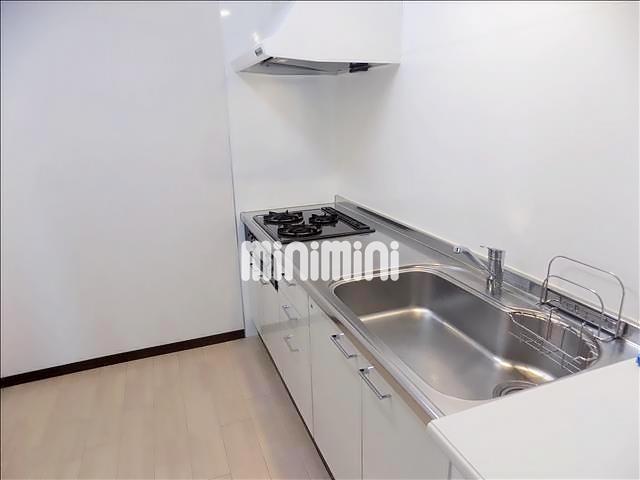 キッチン　ガスコンロ３口のシステムキッチン完備