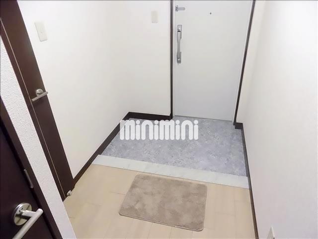 玄関　玄関スペース。鍵はダブルロックです