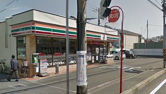 コンビニ　セブンイレブン（コンビニ）まで557m