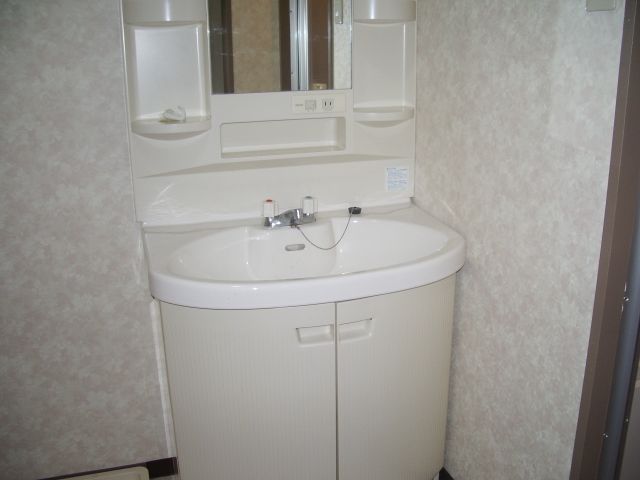 洗面設備　オシャレな洗面台付いてます。