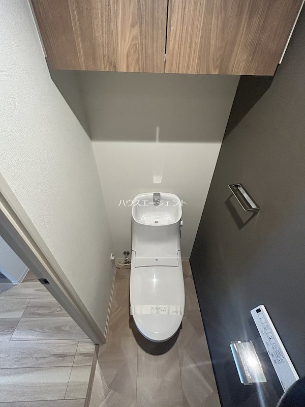 トイレ　温水洗浄便座です。※参考写真は別号室です。