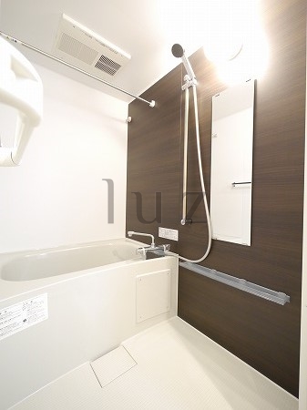 バス・シャワールーム　浴室乾燥機能付きのバスルームです。