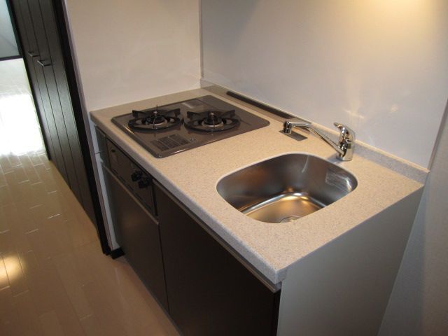 キッチン　人工大理石天板を採用のシステムガスキッチン２口コンロ付き。