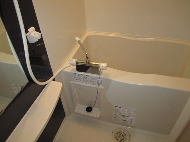 バス・シャワールーム　浴室換気暖房乾燥機付き。