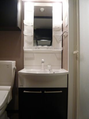 洗面設備　便利な洗髪洗面化粧台付き。