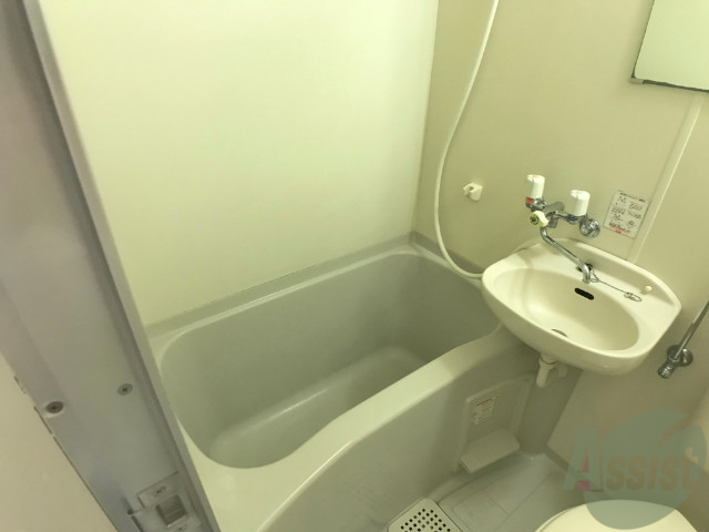 バス・シャワールーム　浴室はゆったりと浸かれるサイズ感になっています。