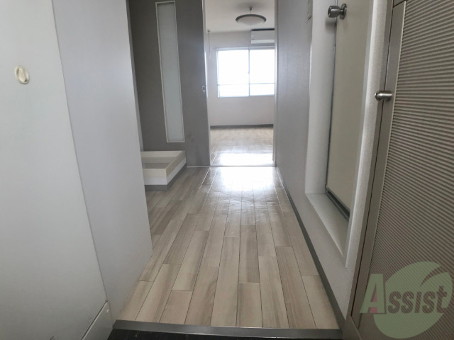 玄関　玄関から撮影しました。明るい印象ですね。