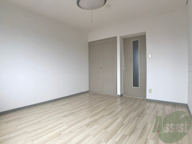 居室・リビング　洋室は日当たりも良く広々としていて過ごしやすそうですね。