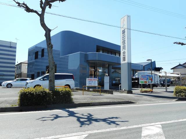 銀行　浜松磐田信用金庫小松支店（銀行）まで584m