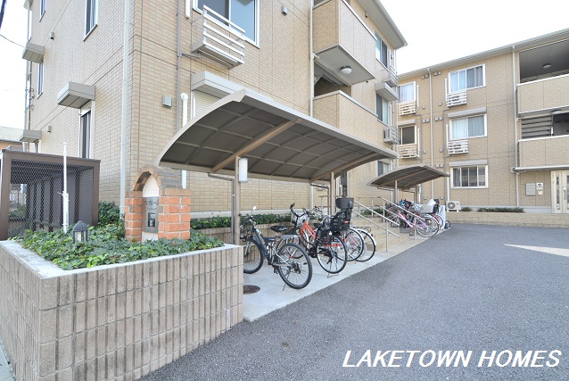 その他共有部分　敷地内に屋根付きの駐輪場があります。