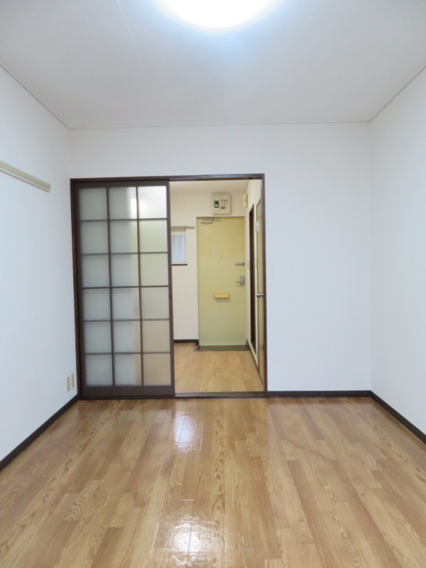 居室・リビング　＊別号室の写真となります。