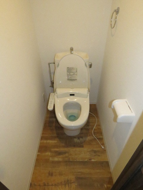 トイレ　嬉しいウォシュレット付きのトイレ！便座温かいですよ♪