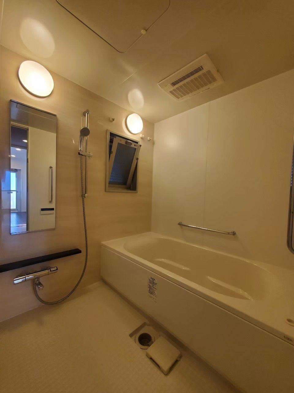 バス・シャワールーム　落ち着いた空間のお風呂です