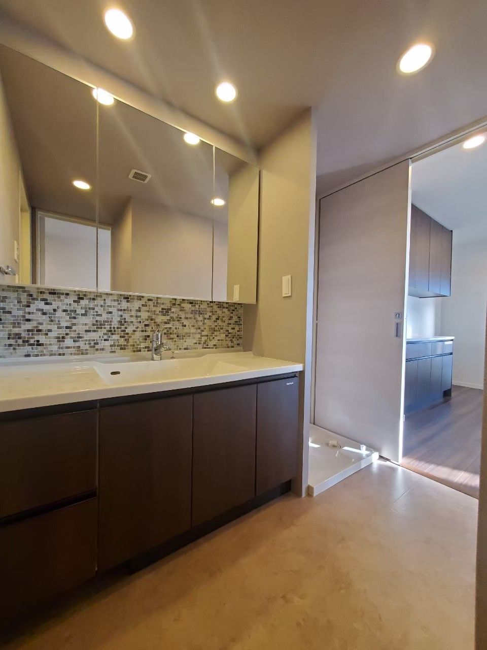 洗面設備　独立洗面台、朝の身支度には欠かせません