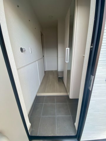 玄関　※同タイプの写真となります。