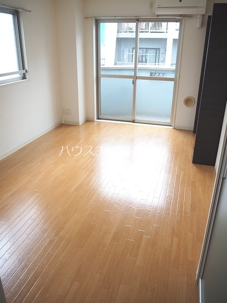 居室・リビング　8.3帖の洋室です。