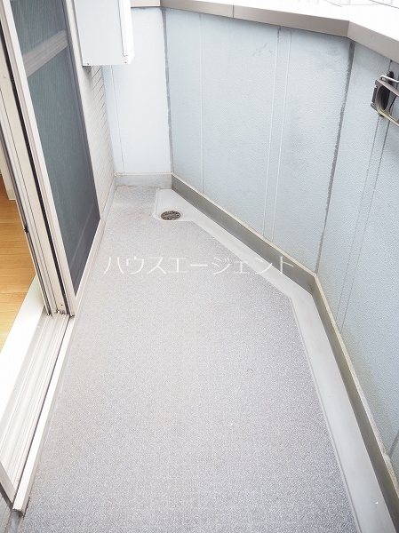 バルコニー　洗濯物も干せるバルコニー。
