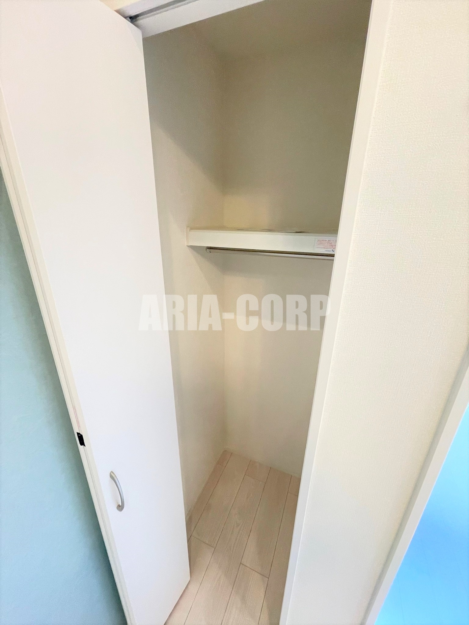 収納　クローゼット。上部には便利な棚がございます！