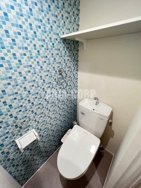 トイレ　ウォシュレット対応♪上部には収納スペースもあります！