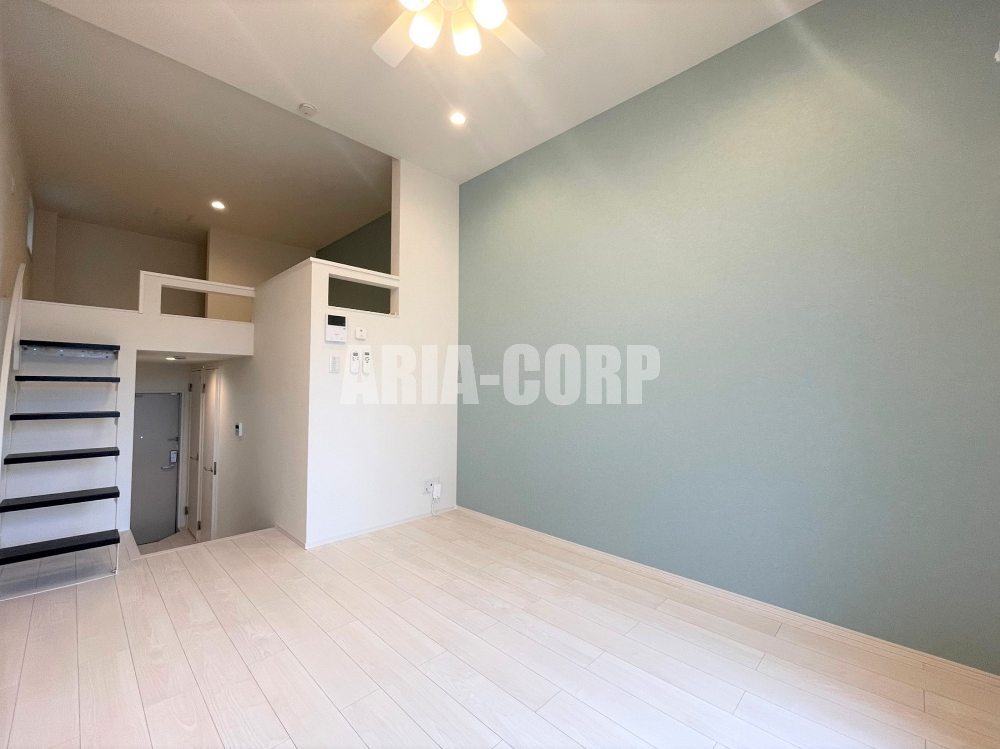 居室・リビング　白を基調としたお洒落な空間！おしゃれなシーリングライト付き♪