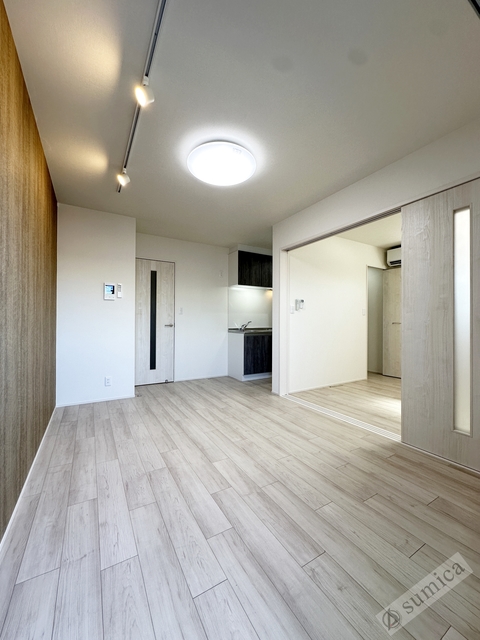 居室・リビング　アクセントクロスてんダウンライトがオシャレを演出♪♪