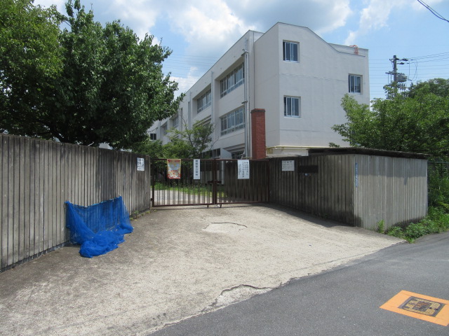 小学校　交野市立倉治小学校（小学校）まで712m