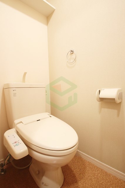 トイレ　落ち着いた色調のトイレです