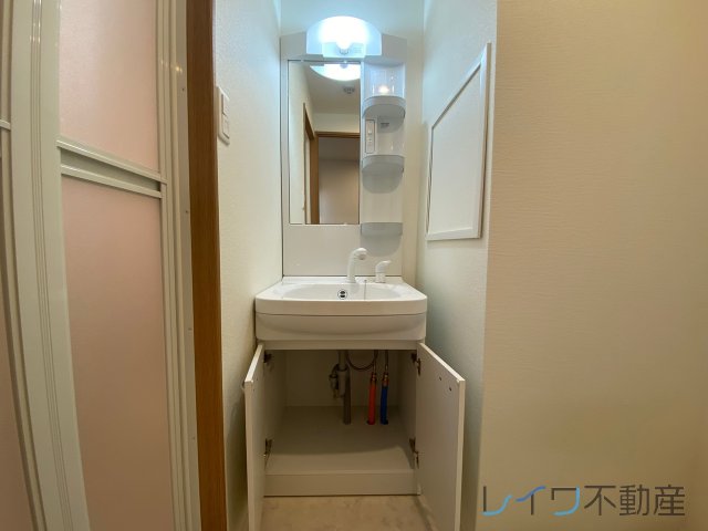 洗面設備　独立洗面化粧台です