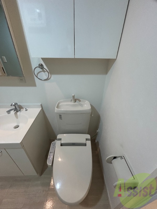 トイレ　トイレは便利なウォッシュレット機能付きです。