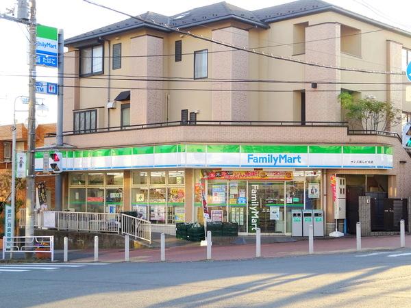 コンビニ　ファミリーマートサンズ美しが丘店（コンビニ）まで777m