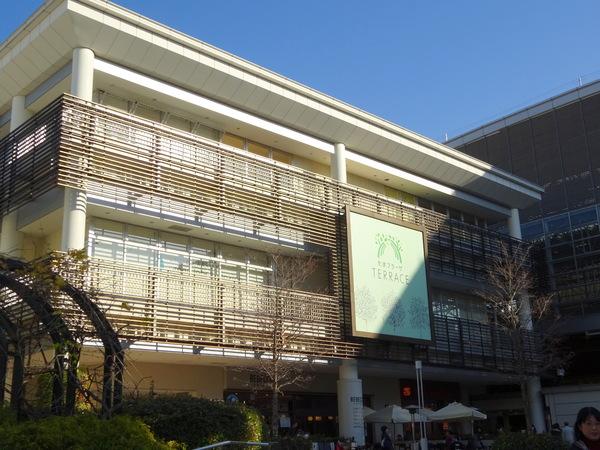 ショッピングセンター　たまプラーザテラスサウスプラザ（ショッピングセンター）まで834m