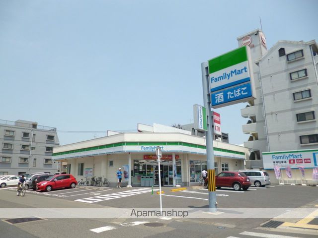 コンビニ　ファミリーマート（コンビニ）まで751m
