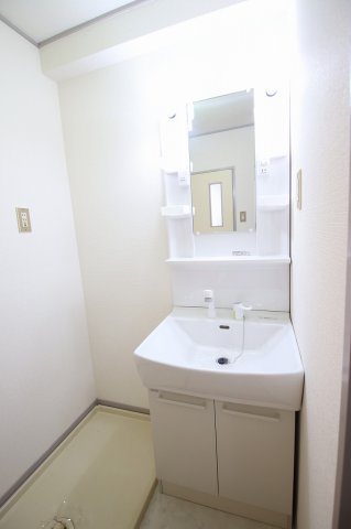 洗面設備　独立洗面台あり、毎朝おしゃれに忙しい女性の方におすすめです